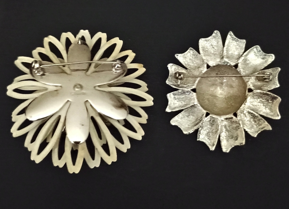 Vintage-Inspired White Floral Brooch Collection - Set of 4 - Picture 4 of 5